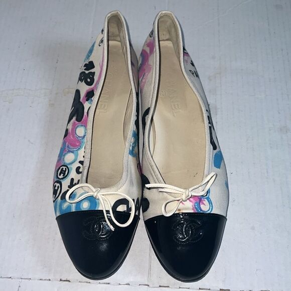 CHANEL BLACK WHITE & PURPLE CANVAS ALMOND TOE GRAPHIC BOW BALLET FLATS SIZE 10.5 - Picture 4 of 12
